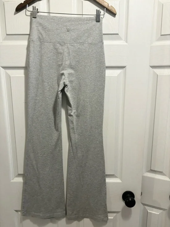 Aritzia TNA Chill Atmosphere Hi-Rise Flare Leggings in Grey Size M - Picture 4 of 6
